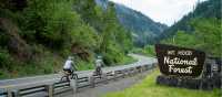 Cycling towards Mt Hood National Forest in Oregon | ©VisittheUSA.com