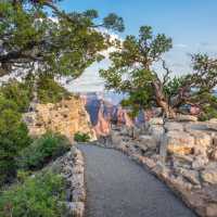 The Rim Trail along the edge of the Grand Canyon