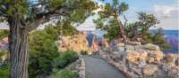 The Rim Trail along the edge of the Grand Canyon