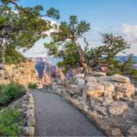 The Rim Trail along the edge of the Grand Canyon